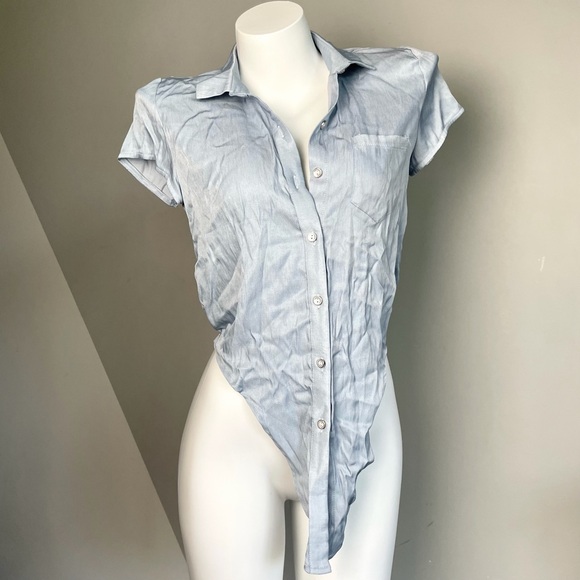 Light Blue Tie-Front Cropped Top - Picture 2 of 4